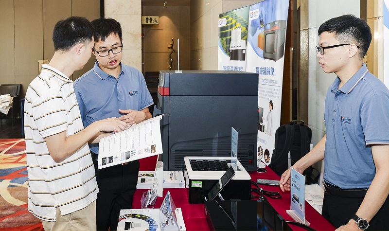 銷售總經(jīng)理為客戶展示商品，耐心答疑解惑