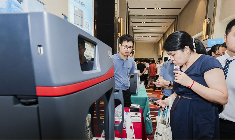 銷售總經(jīng)理為客戶展示商品，耐心答疑解惑